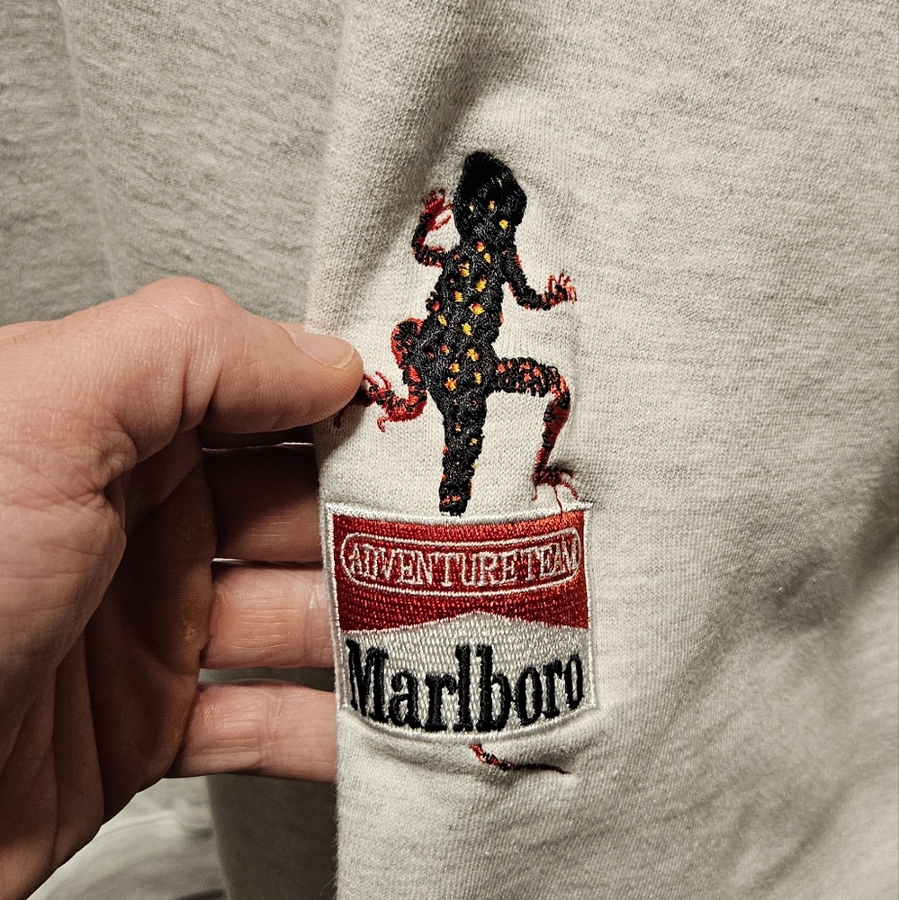 Vintage 90s Marlboro Adventure Team Gecko Lizard Sleeve Crewneck Sweatshirt Sz L - Picture 2 of 4
